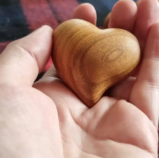 Der Handschmeichler in Herzform besteht aus geöltem Kirschholz und passt in jede Hand. Selbst Kinder spielen gern damit.